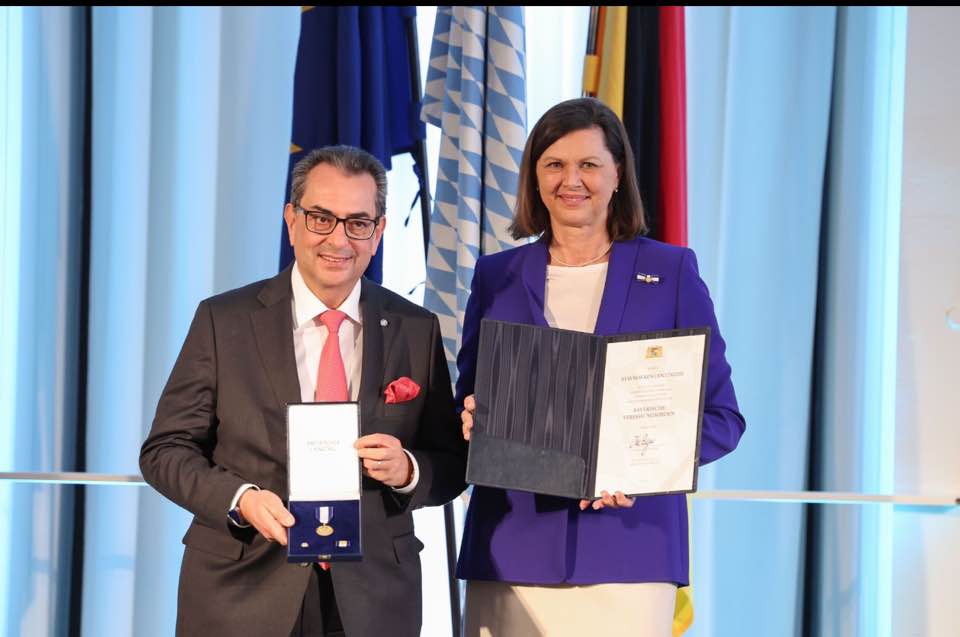 Stavros Kostantinidis (DHW-Regionalpräsident Bayern) bekommt Bayerischen Verfassungsorden verliehen / Ο Σταύρος Κωσταντινίδης (περιφερειακός πρόεδρος του DHW στη Βαυαρία) λαμβάνει το παράσημο του Συντάγματος της Βαυαρίας